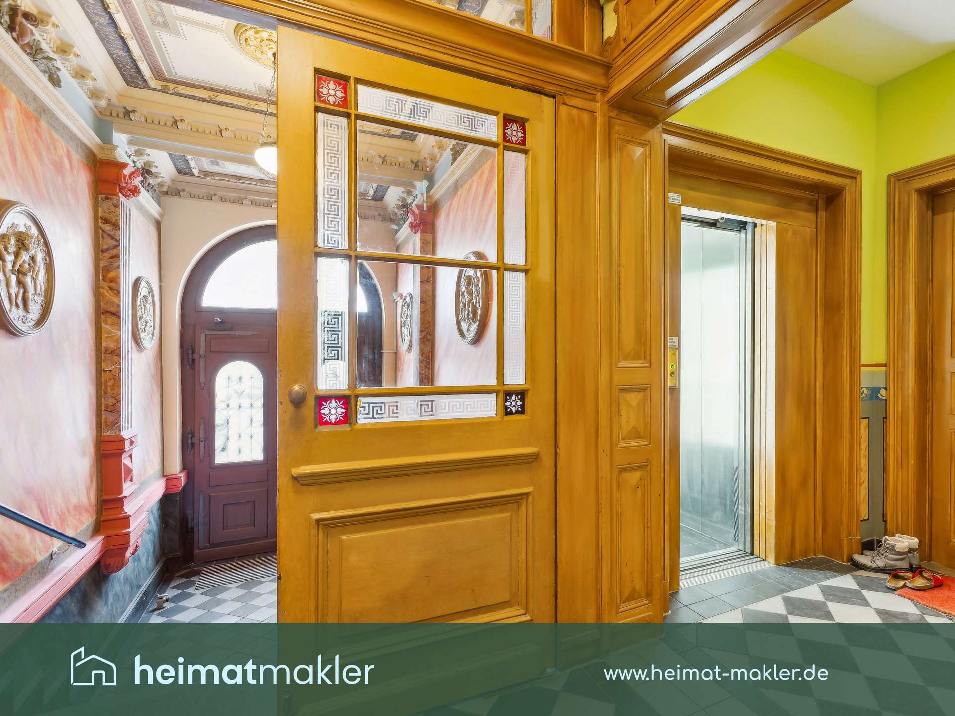 Hauseingang mit Fahrstuhl