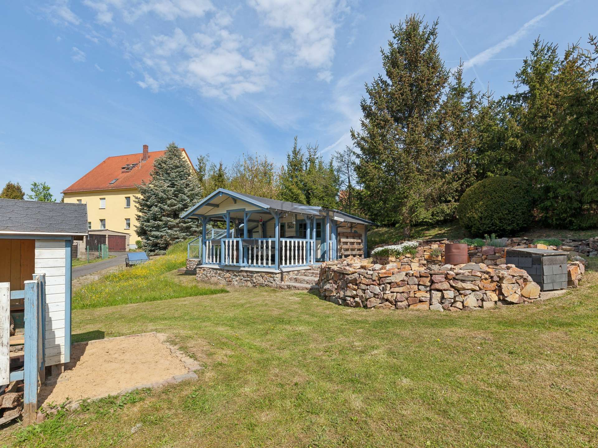 Garten mit Laube