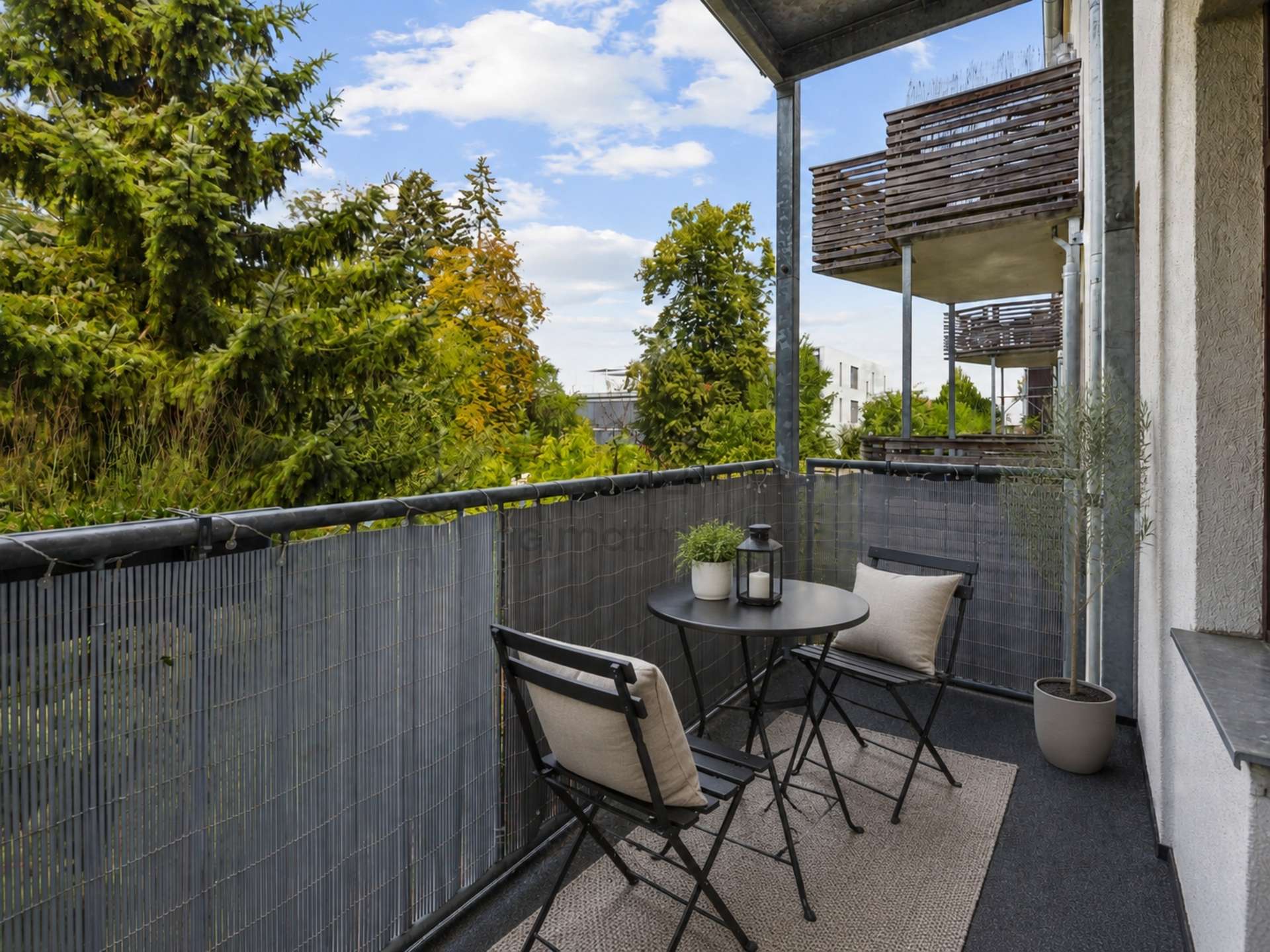 Balkon Einrichtungsbeispiel (Ki-generiert)